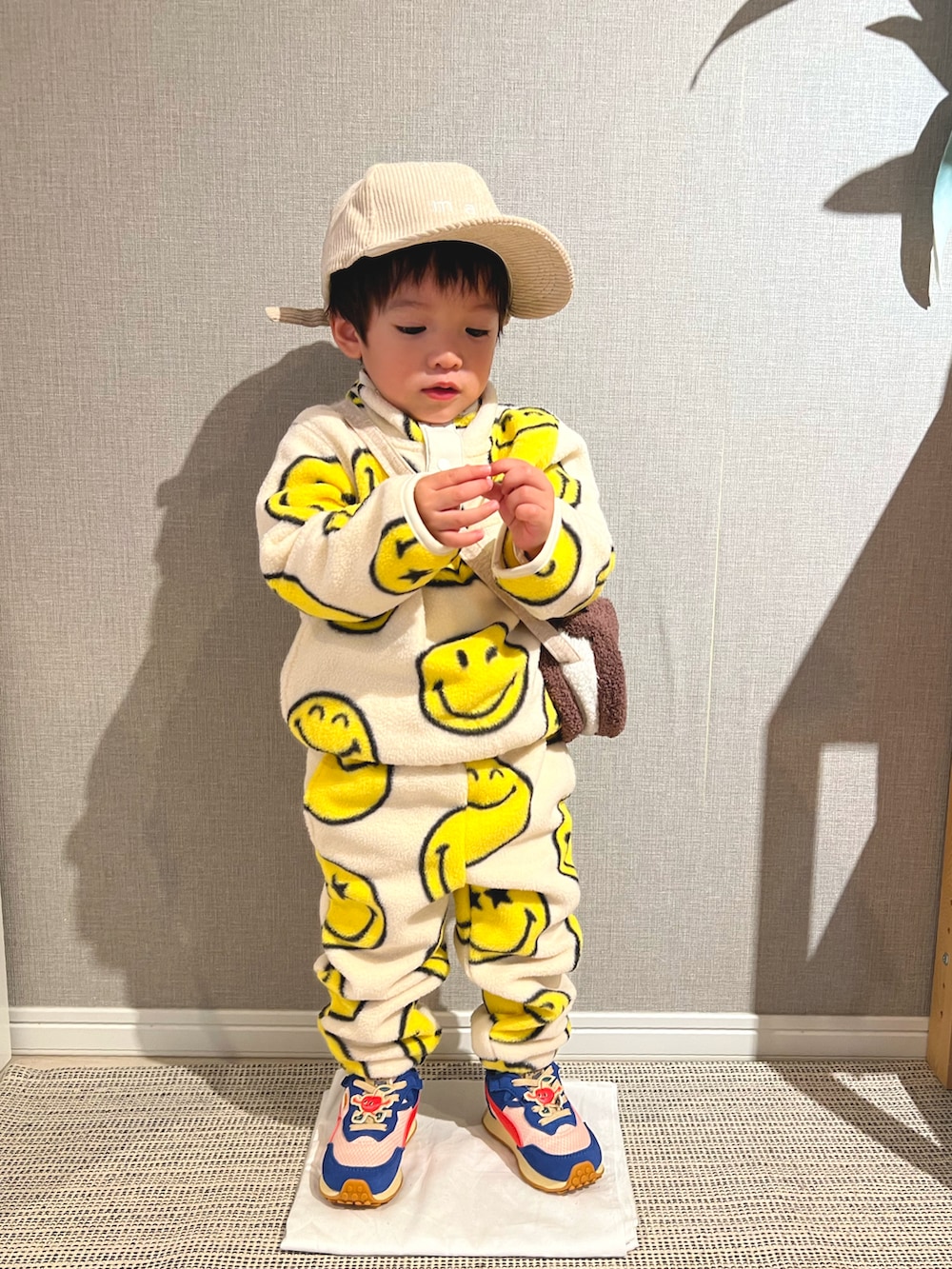 「未来のWEARISTAプロジェクト、キッズファッション、休日スタイル、おしゃれさんと繋がりたい、キッズコーデ、男の子コーデ、pairmanon、GAP、2歳、カジュアル、フリース、セットアップ、スニーカー、キャップ、秋冬コーデ」｜「pairmanonのユニセックスワンポイントロゴ刺繍コーデュロイキャップ（キャップ、ベージュ系）」を使った、みっくんさん（キッズ・100cm）の秋コーディネートの3枚目の写真