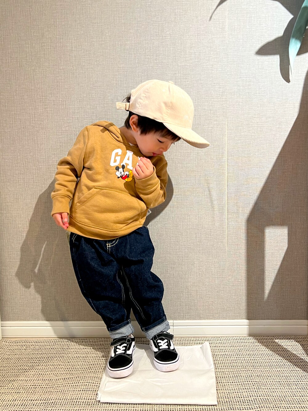 「服とコスメでなりたい自分に、クリスマスに着たい服、カジュアルコーデ、男の子コーデ、キッズファッション、キャップ、パーカー、トレーナー、デニム、スニーカー、VANS、GAP、pairmanon、プチプラ、ミッキー」｜「pairmanonのユニセックスワンポイントロゴ刺繍コーデュロイキャップ（キャップ、ベージュ系）」を使った、みっくんさん（キッズ・100cm）の冬コーディネートの2枚目の写真