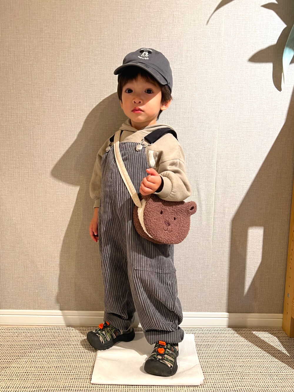 「冬コーデ、サロペット、オーバーオール、コーデュロイ、キャップ、keen、ショルダーバッグ、パーカー、プチプラ、pairmanon、しまむら、キッズコーデ、裏起毛、グレー、フォローミー」｜「しまむらのアイテム（キャップ、グレー系）」を使った、みっくんさん（キッズ・100cm）の冬コーディネートの3枚目の写真