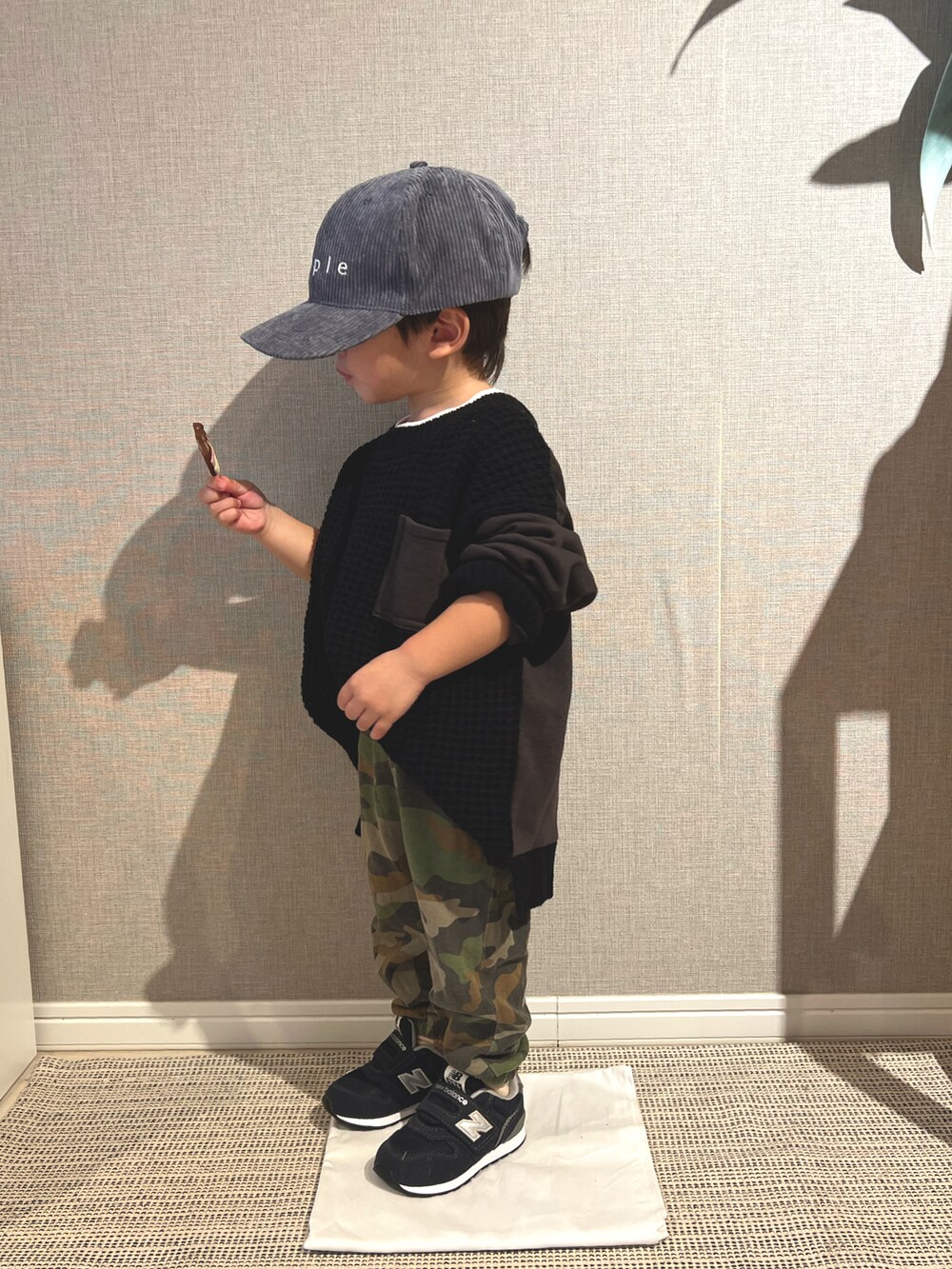 「未来のWEARISTAプロジェクト、カジュアルコーデ、秋コーデ、kids、スニーカーコーデ、2歳、男の子、ニット、ニューバランス、pairmanon、ニットコーデ」｜「pairmanonのユニセックスワンポイントロゴ刺繍コーデュロイキャップ（キャップ、グレー系）」を使った、みっくんさん（キッズ・100cm）の秋コーディネートの2枚目の写真