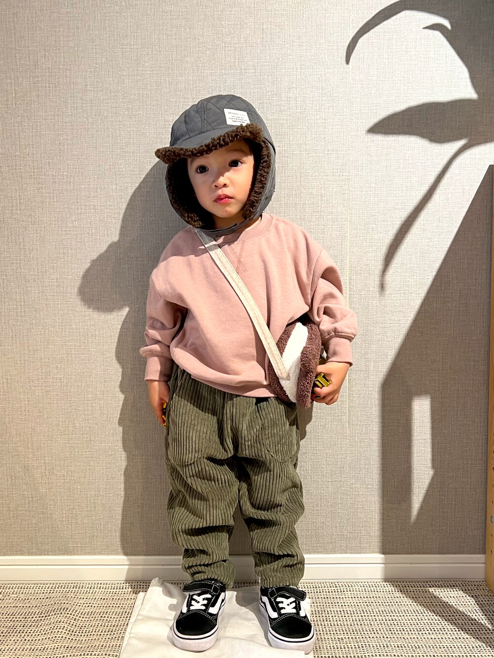 「冬コーデ、プチプラ、コーデュロイ、カジュアル、VANS、スニーカー、トレーナー、pairmanon、フライトキャップ、BEAMSmini、男の子コーデ、キッズコーデ、キッズファッション、2歳、ピンク」｜「pairmanonのアイテム（その他パンツ、グリーン系）」を使った、みっくんさん（キッズ・100cm）の冬コーディネートの3枚目の写真