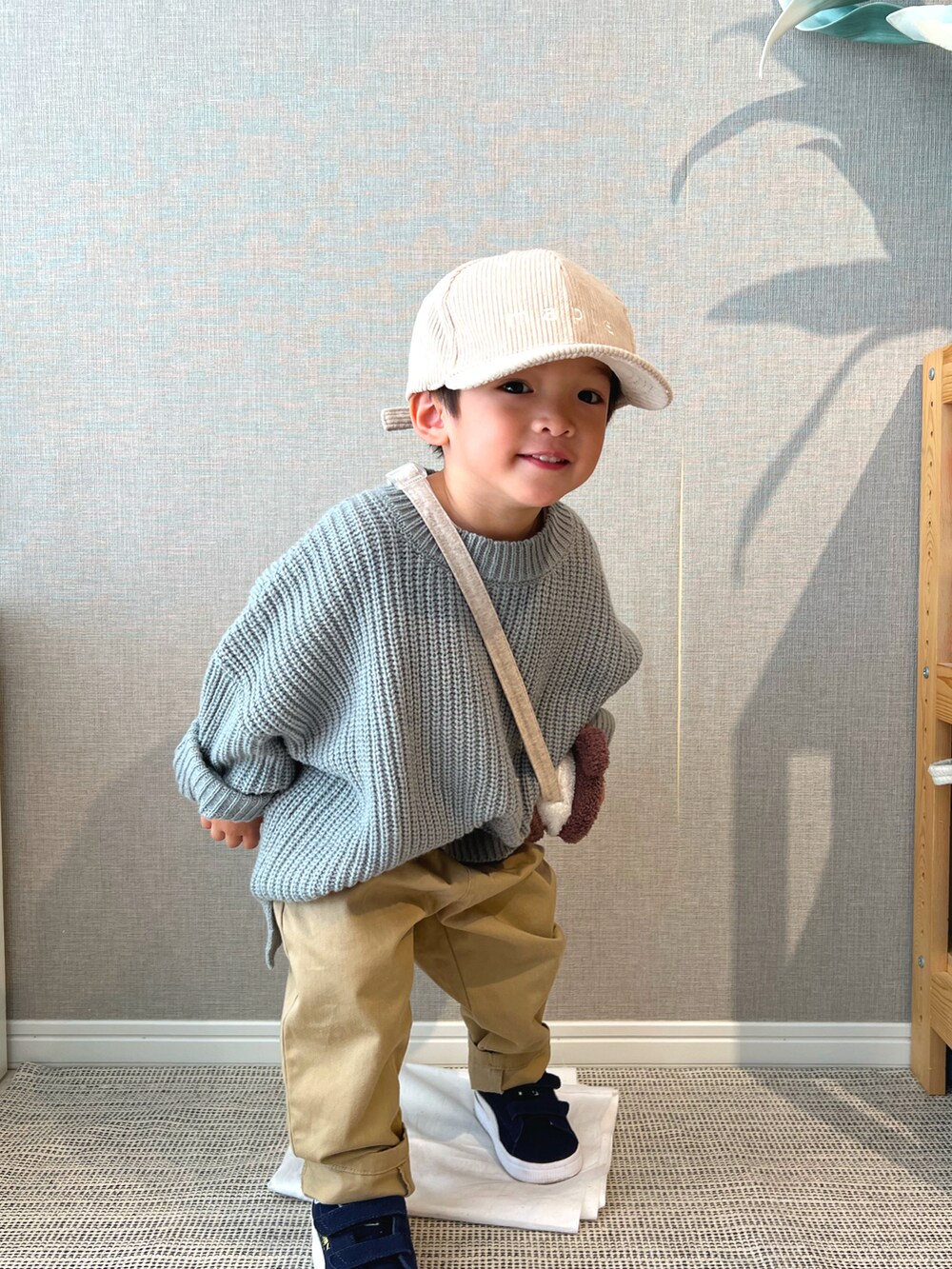 「休日コーデ、キッズファッション、秋冬コーデ、ニット、カラーニット、ブルー、チノパン、pairmanon、GU、プチプラコーデ、プチプラ、スニーカー、キャップ、シンプル、男の子コーデ」｜「pairmanonのユニセックスワンポイントロゴ刺繍コーデュロイキャップ（キャップ、ベージュ系）」を使った、みっくんさん（キッズ・100cm）の冬コーディネートの3枚目の写真
