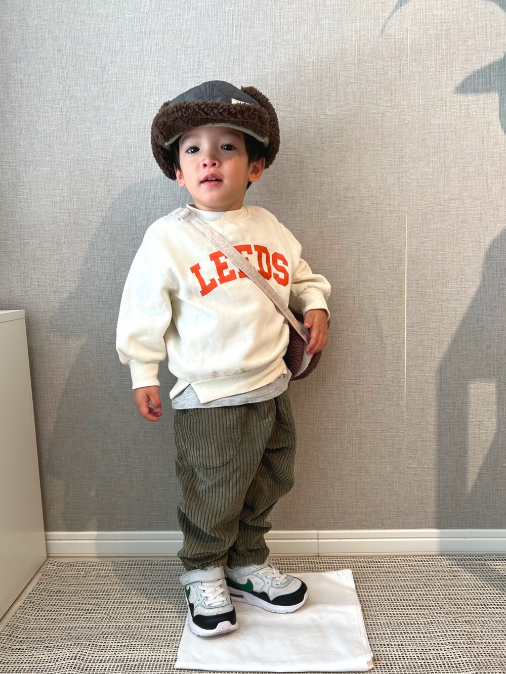 「未来のWEARISTAプロジェクト、レイヤードスタイル、コーデュロイ、男の子コーデ、プチプラコーデ、プチプラ、ロゴスウェット、秋コーデ、pairmanon、NIKE、BEAMS、2歳」｜「pairmanonのアイテム（その他パンツ、グリーン系）」を使った、みっくんさん（キッズ・100cm）の秋コーディネートの3枚目の写真