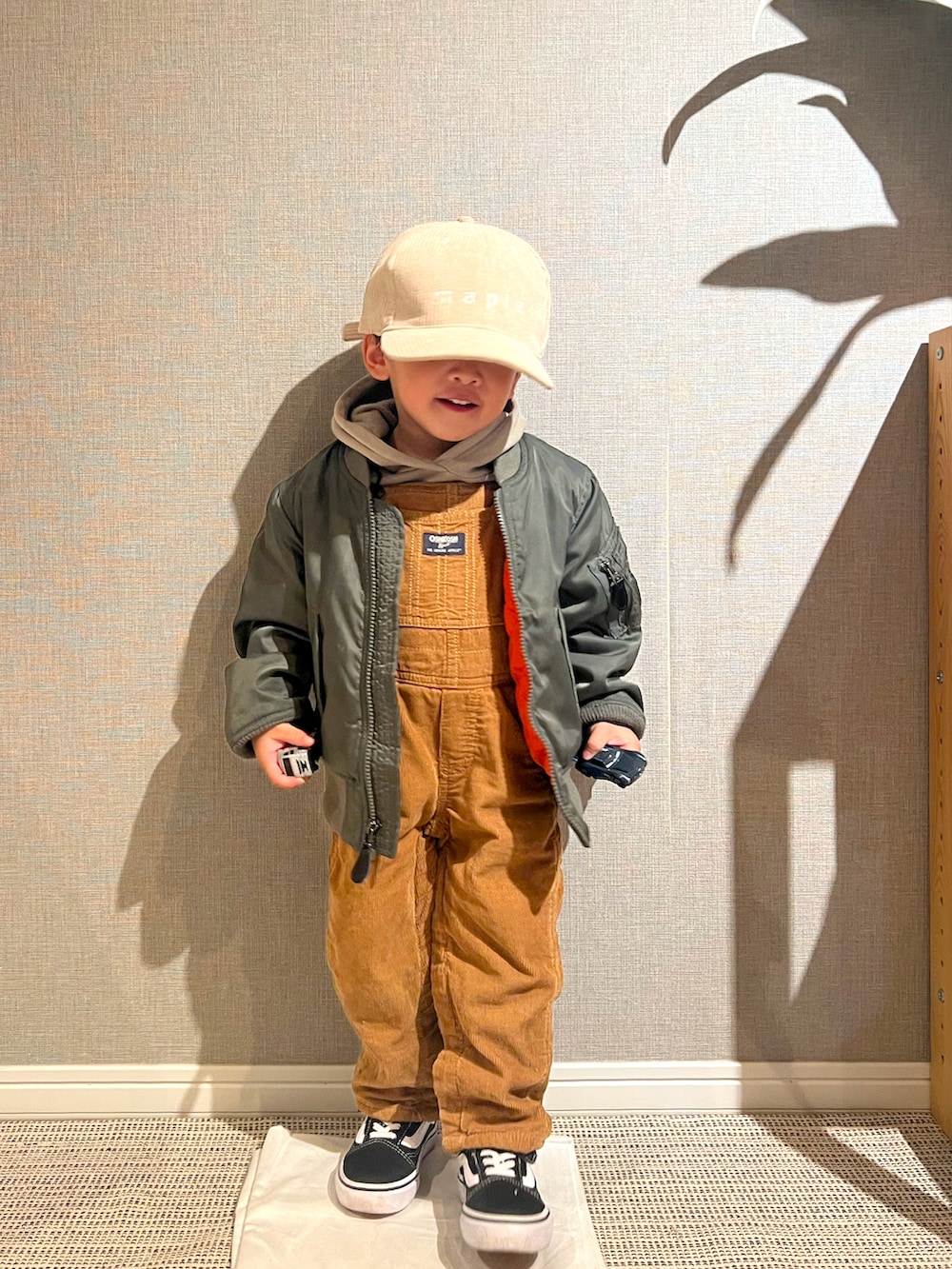 「キッズコーデ、キッズファッション、男の子、AVIREX、古着、pairmanon、コーデュロイ、サロペット、スニーカー、キャップ、カジュアル、カジュアルコーデ、2歳、おとこのこ、プチプラ」｜「pairmanonのユニセックスワンポイントロゴ刺繍コーデュロイキャップ（キャップ、ベージュ系）」を使った、みっくんさん（キッズ・100cm）の冬コーディネートの3枚目の写真