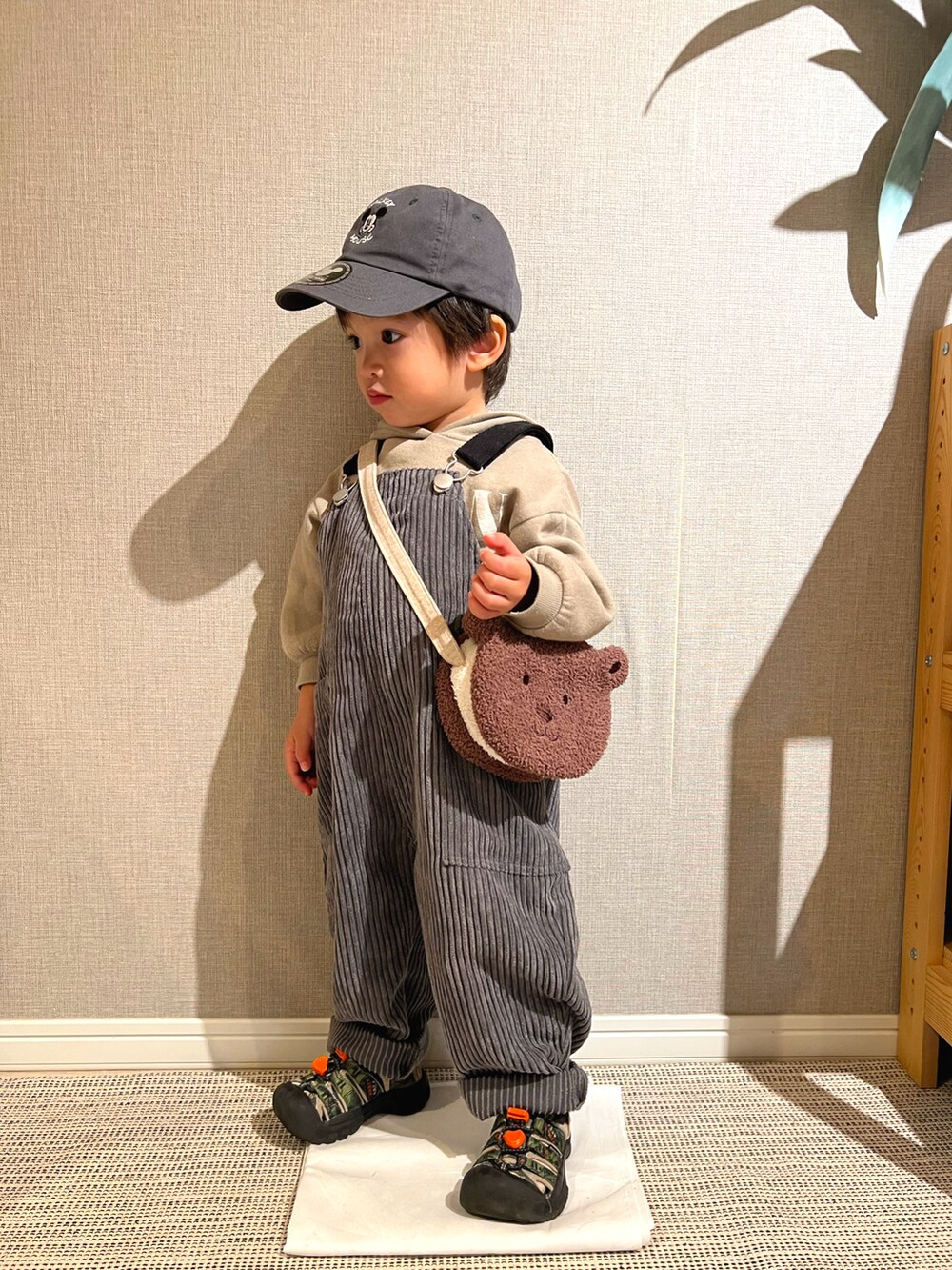 「冬コーデ、サロペット、オーバーオール、コーデュロイ、キャップ、keen、ショルダーバッグ、パーカー、プチプラ、pairmanon、しまむら、キッズコーデ、裏起毛、グレー、フォローミー」｜「しまむらのアイテム（キャップ、グレー系）」を使った、みっくんさん（キッズ・100cm）の冬コーディネートの2枚目の写真