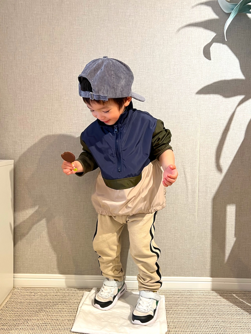 「プチプラ、春コーデ、ストリート、ラインパンツ、アウトドアスタイル、ナイロンジャケット、PAIRMANON STREET、スニーカー、キャップ、ベージュ、2歳、キッズコーデ、男の子コーデ、カジュアル、春服みてみて」｜「pairmanonのユニセックスワンポイントロゴ刺繍コーデュロイキャップ（キャップ、グレー系）」を使った、みっくんさん（キッズ・100cm）の春コーディネートの2枚目の写真
