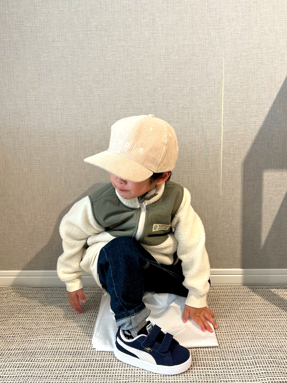 ホワイト系のその他アウター、ブルー系のデニムパンツ、ブルー系のスニーカーを着用したキッズの冬コーディネートの3枚目の写真