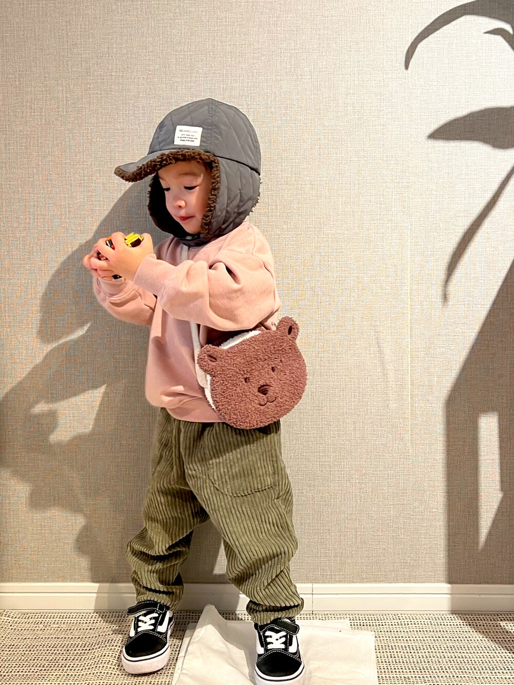 「冬コーデ、プチプラ、コーデュロイ、カジュアル、VANS、スニーカー、トレーナー、pairmanon、フライトキャップ、BEAMSmini、男の子コーデ、キッズコーデ、キッズファッション、2歳、ピンク」｜「pairmanonのアイテム（その他パンツ、グリーン系）」を使った、みっくんさん（キッズ・100cm）の冬コーディネートの2枚目の写真