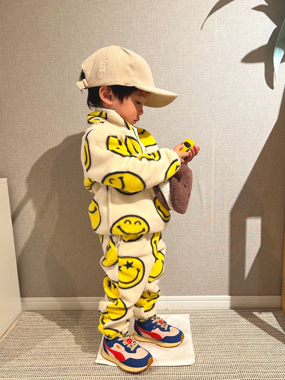 「未来のWEARISTAプロジェクト、キッズファッション、休日スタイル、おしゃれさんと繋がりたい、キッズコーデ、男の子コーデ、pairmanon、GAP、2歳、カジュアル、フリース、セットアップ、スニーカー、キャップ、秋冬コーデ」｜「pairmanonのユニセックスワンポイントロゴ刺繍コーデュロイキャップ（キャップ、ベージュ系）」を使った、みっくんさん（キッズ・100cm）の秋コーディネートの2枚目の写真