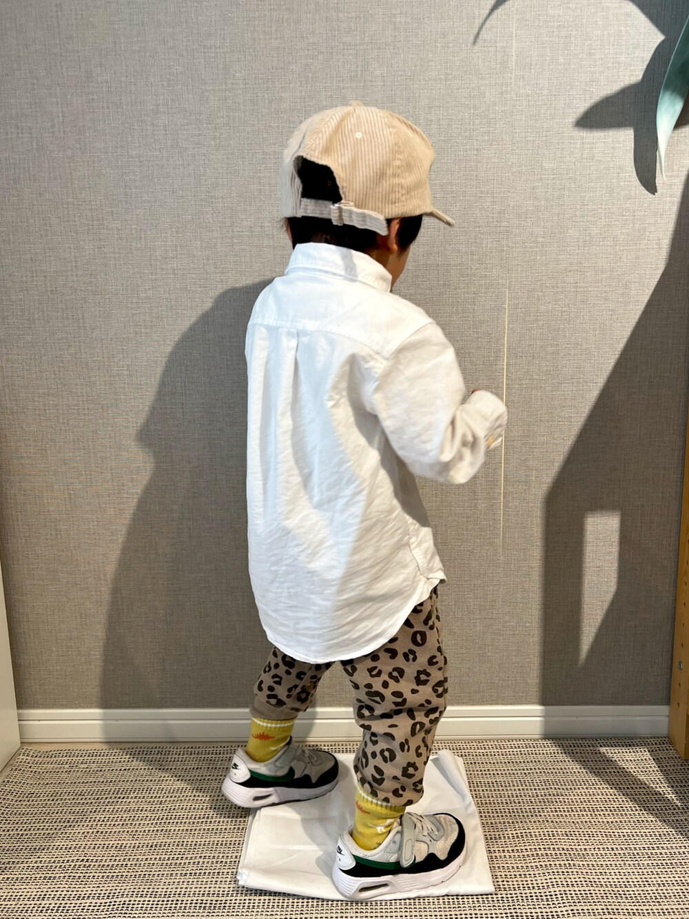 「プチプラ、シャツスタイル、レオパード、スニーカー、キャップ、カジュアル、冬コーデ、pairmanon、GAP、NIKE、キッズコーデ、フォローミー」｜「pairmanonのユニセックスワンポイントロゴ刺繍コーデュロイキャップ（キャップ、ベージュ系）」を使った、みっくんさん（キッズ・100cm）の冬コーディネートの3枚目の写真