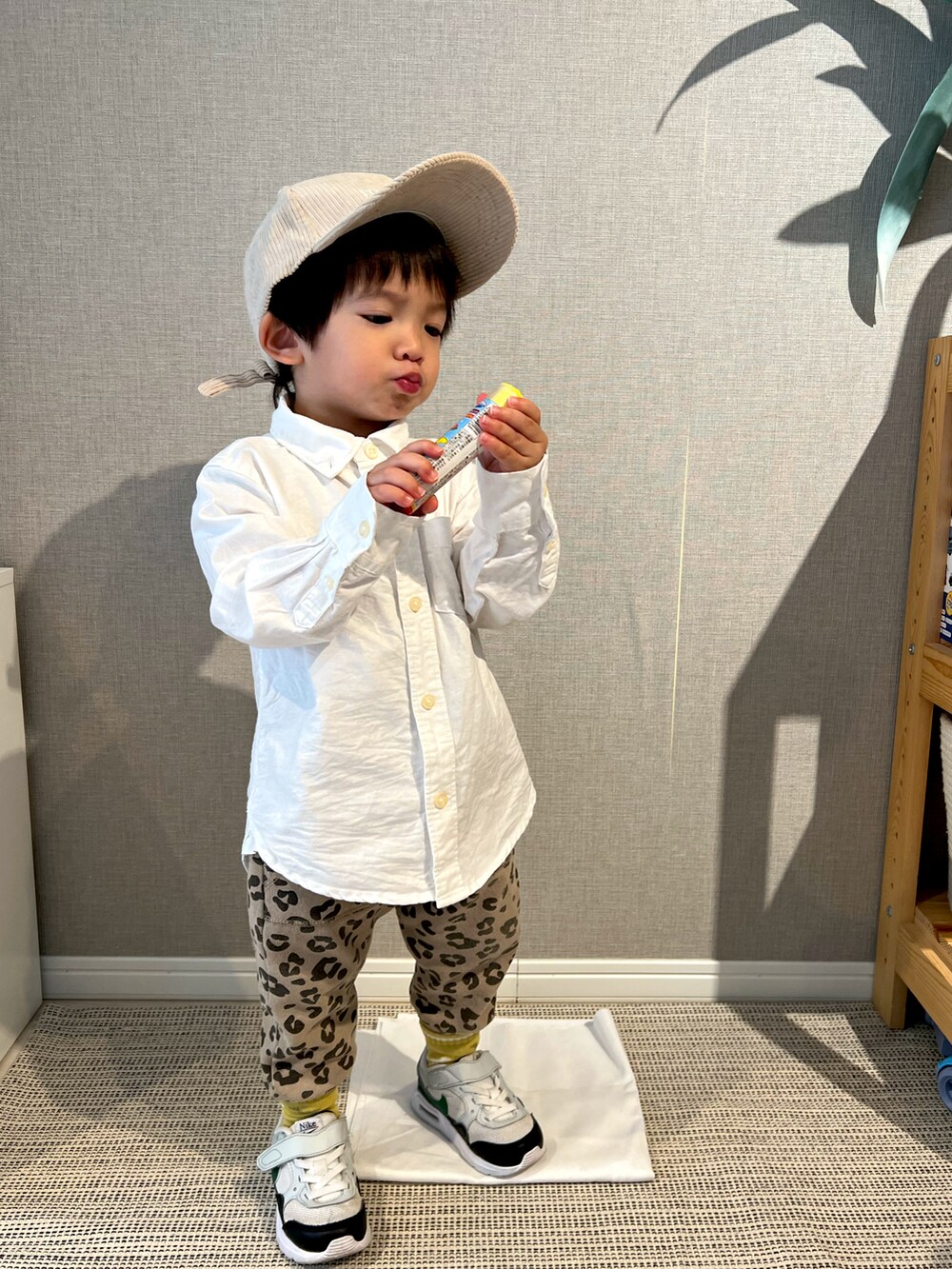 「プチプラ、シャツスタイル、レオパード、スニーカー、キャップ、カジュアル、冬コーデ、pairmanon、GAP、NIKE、キッズコーデ、フォローミー」｜「pairmanonのユニセックスワンポイントロゴ刺繍コーデュロイキャップ（キャップ、ベージュ系）」を使った、みっくんさん（キッズ・100cm）の冬コーディネートの2枚目の写真