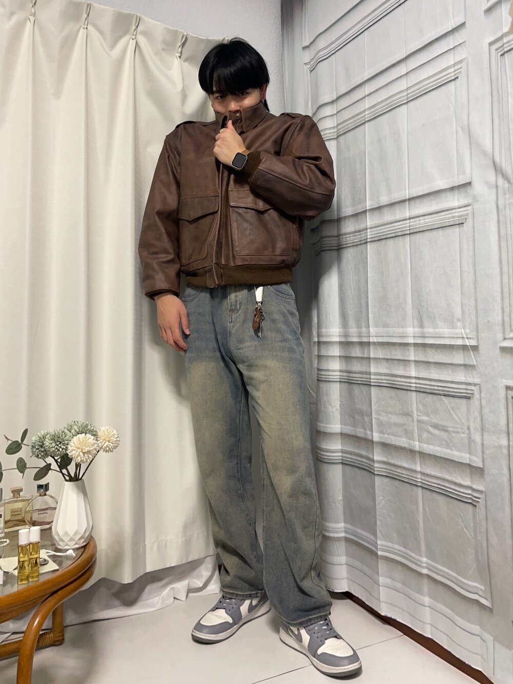グレー系のスニーカー、ブルー系のデニムパンツ、シルバー系のネックレスを着用したメンズの春コーディネートの4枚目の写真