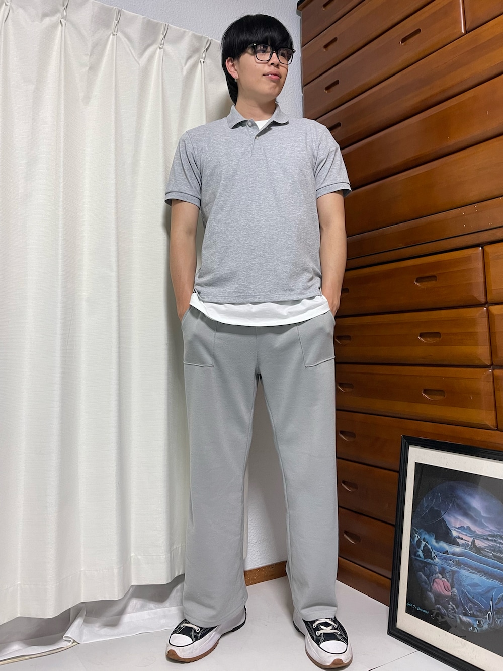 グレー系のポロシャツ、ホワイト系のTシャツ/カットソー、グレー系のスウェットパンツを着用したメンズの春コーディネートの2枚目の写真