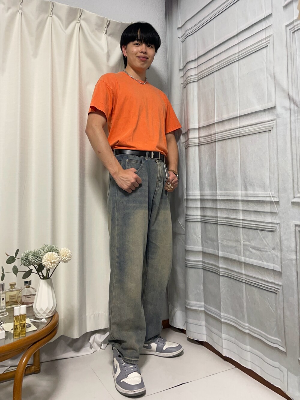 グレー系のスニーカー、ブルー系のデニムパンツ、シルバー系のネックレスを着用したメンズの春コーディネートの5枚目の写真