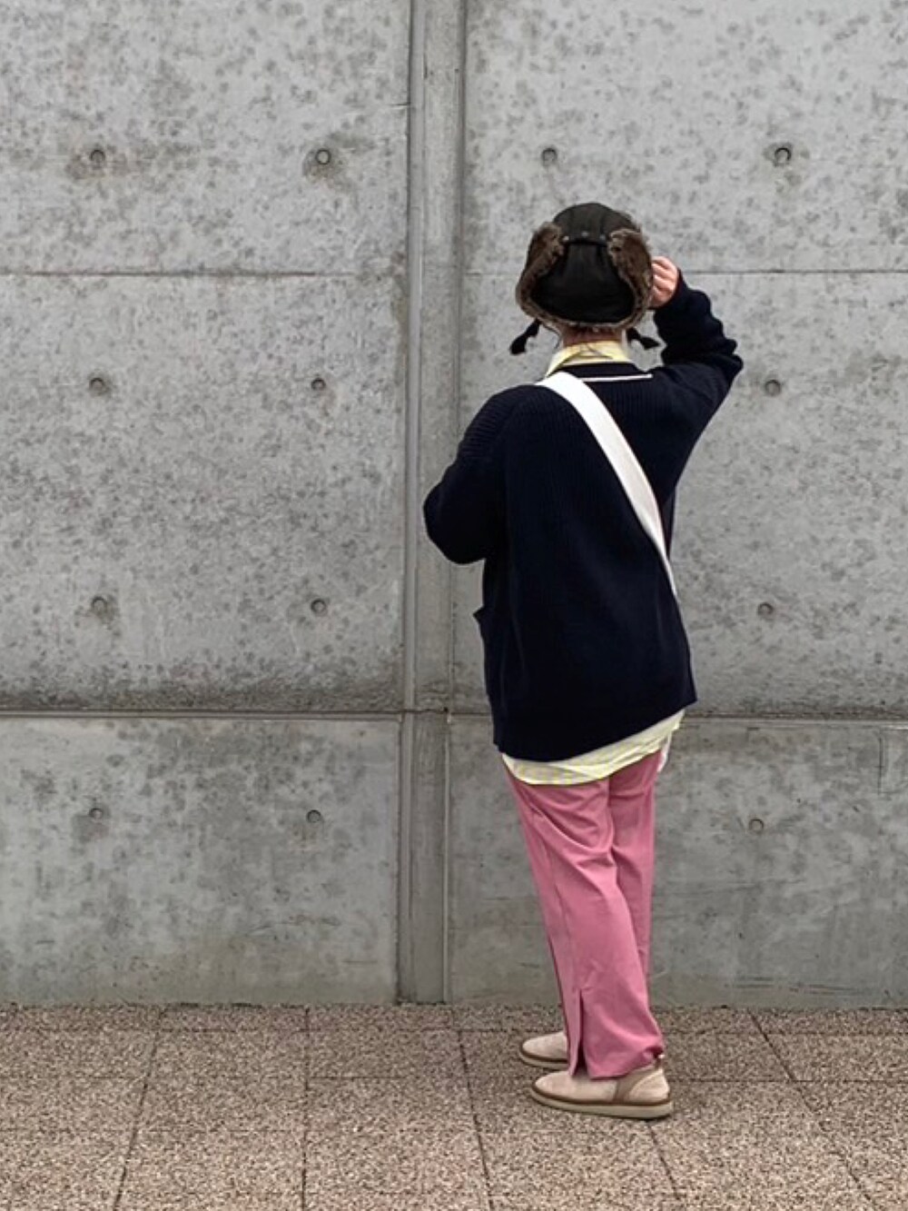 ピンク系のその他パンツ、ブルー系のカーディガン/ボレロ、ホワイト系のトートバッグを着用したレディースの冬コーディネートの4枚目の写真