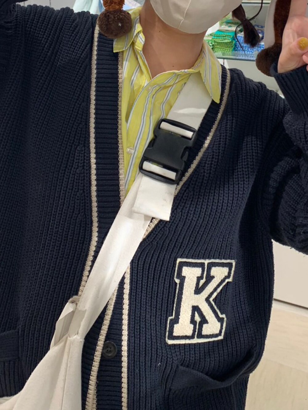 ピンク系のその他パンツ、ブルー系のカーディガン/ボレロ、ホワイト系のトートバッグを着用したレディースの冬コーディネートの2枚目の写真