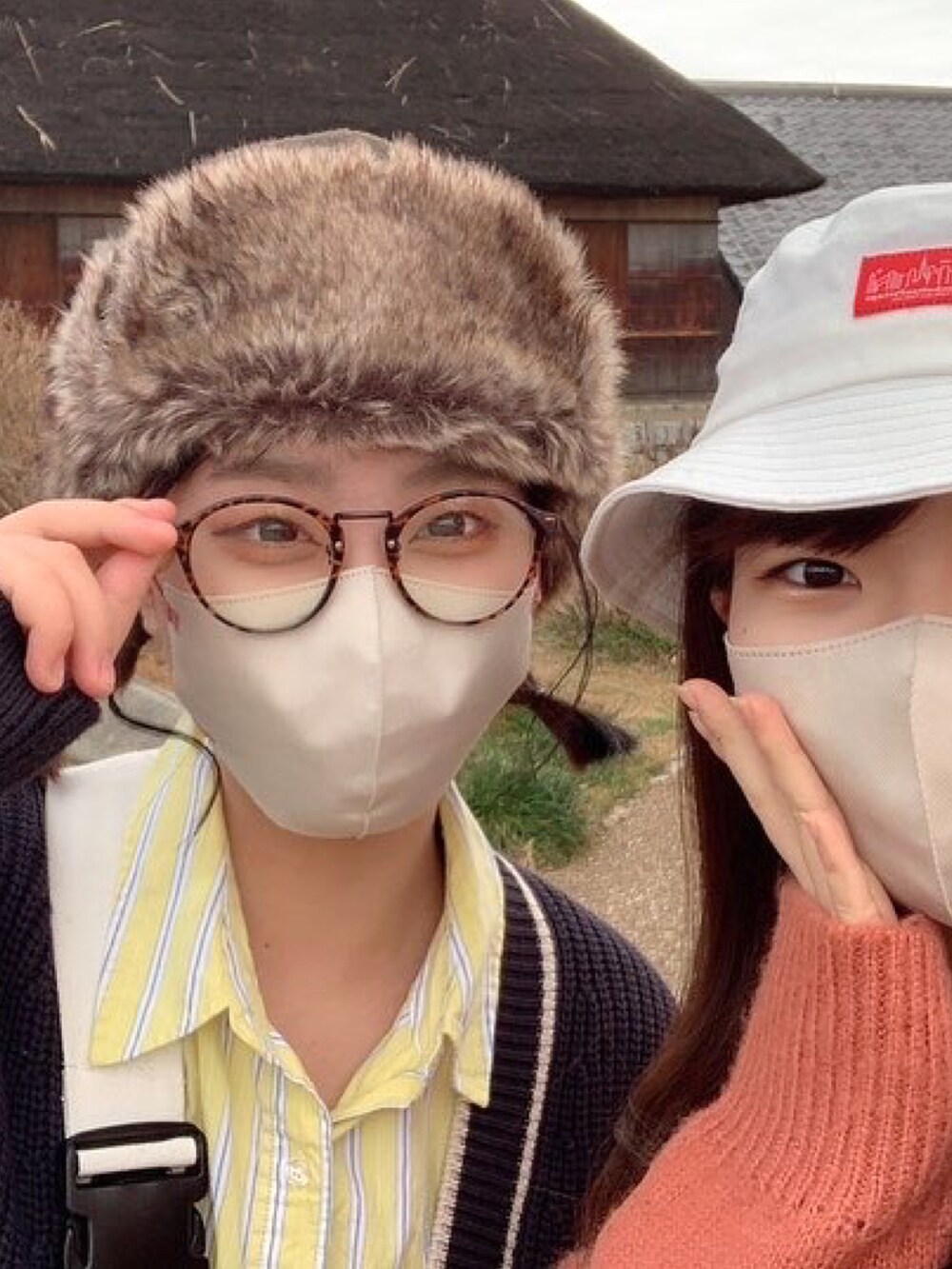 ピンク系のその他パンツ、ブルー系のカーディガン/ボレロ、ホワイト系のトートバッグを着用したレディースの冬コーディネートの3枚目の写真