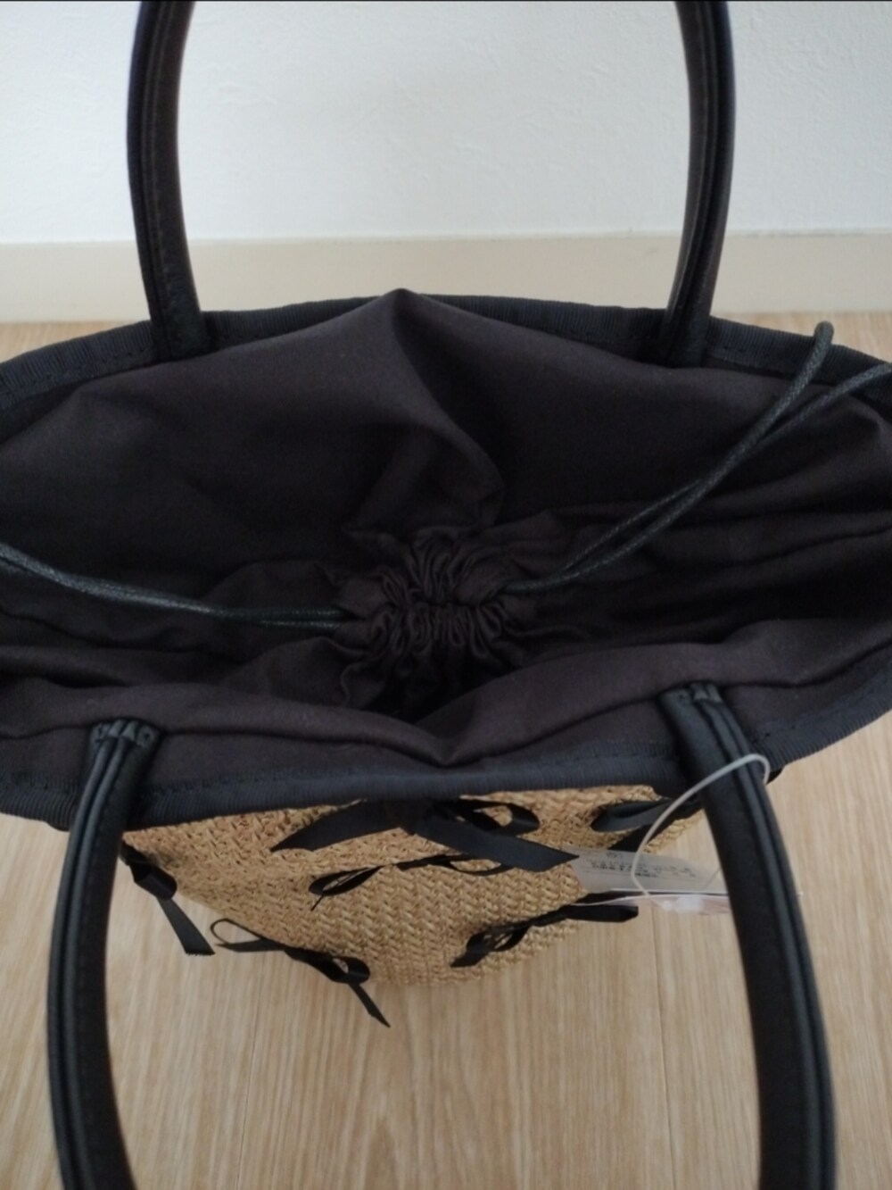 ベージュ系のかごバッグを着用したレディースの春コーディネートの3枚目の写真