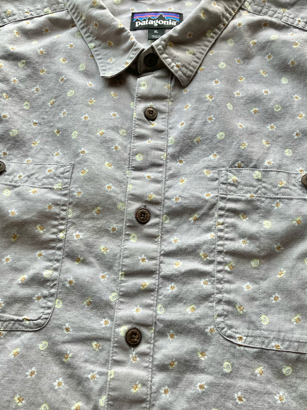 その他のシャツ/ブラウス、ホワイト系のその他パンツ、ブラック系のサンダルを着用したメンズの夏コーディネートの3枚目の写真