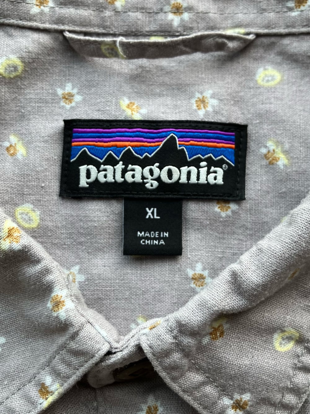 その他のシャツ/ブラウス、ホワイト系のその他パンツ、ブラック系のサンダルを着用したメンズの夏コーディネートの2枚目の写真