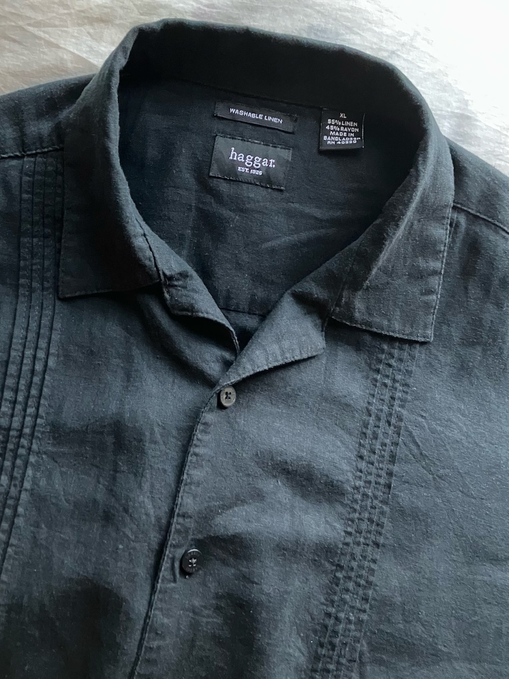 ブラウン系のパンツ、ブラック系のサンダル、シルバー系のデジタル腕時計を着用したメンズの夏コーディネートの4枚目の写真