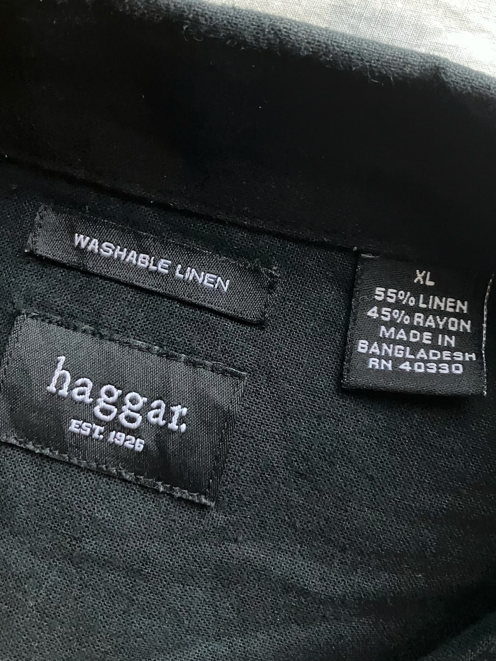 ブラウン系のパンツ、ブラック系のサンダル、シルバー系のデジタル腕時計を着用したメンズの夏コーディネートの5枚目の写真