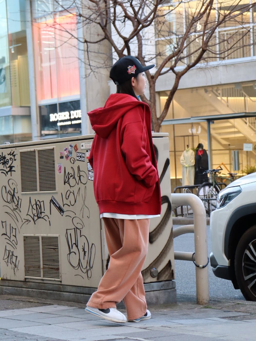 「キャップ、ロンT、パーカー、パンツ、スウェット、スウェットパンツ、スウェットコーデ、セットアップ、暖色、カラーパンツ、カラーコーデ、keboz、名古屋、春服コーデ」｜「KEBOZのEFG SNAPBACK CAP（キャップ、ブラック系）」を使った、YUKIさん（レディース・158cm）の冬コーディネートの2枚目の写真
