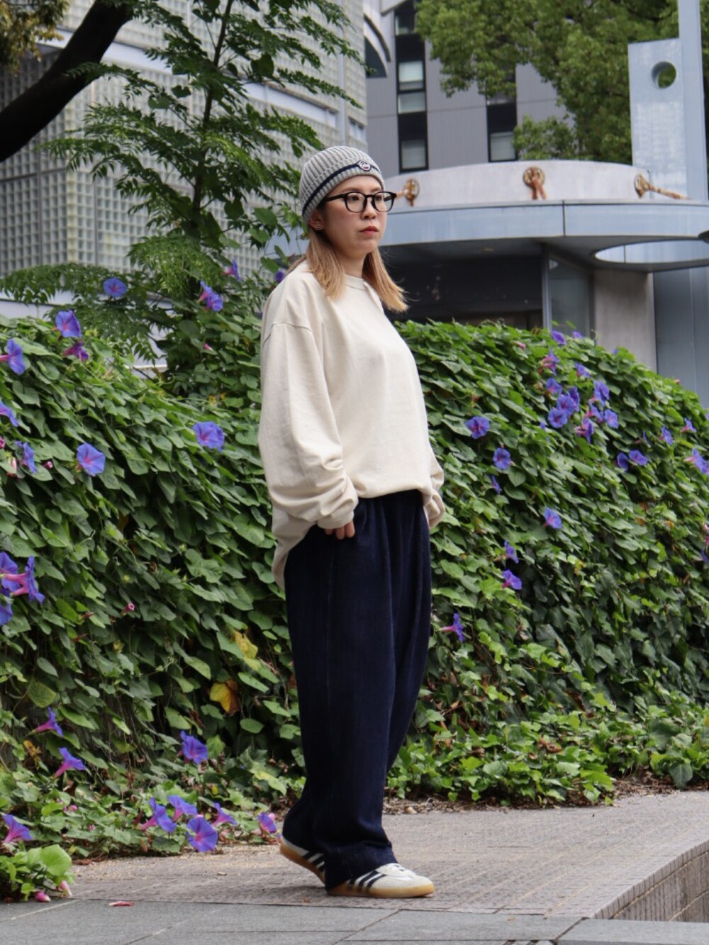 「ニット帽、ロンT、デニム、パンツスタイル、メガネ女子、keboz、KEBOZ women、名古屋、秋冬コーデ」｜「KEBOZのWAPPEN RIB BEANIE（ニットキャップ/ビーニー、グレー系）」を使った、YUKIさん（レディース・158cm）の秋コーディネートの4枚目の写真