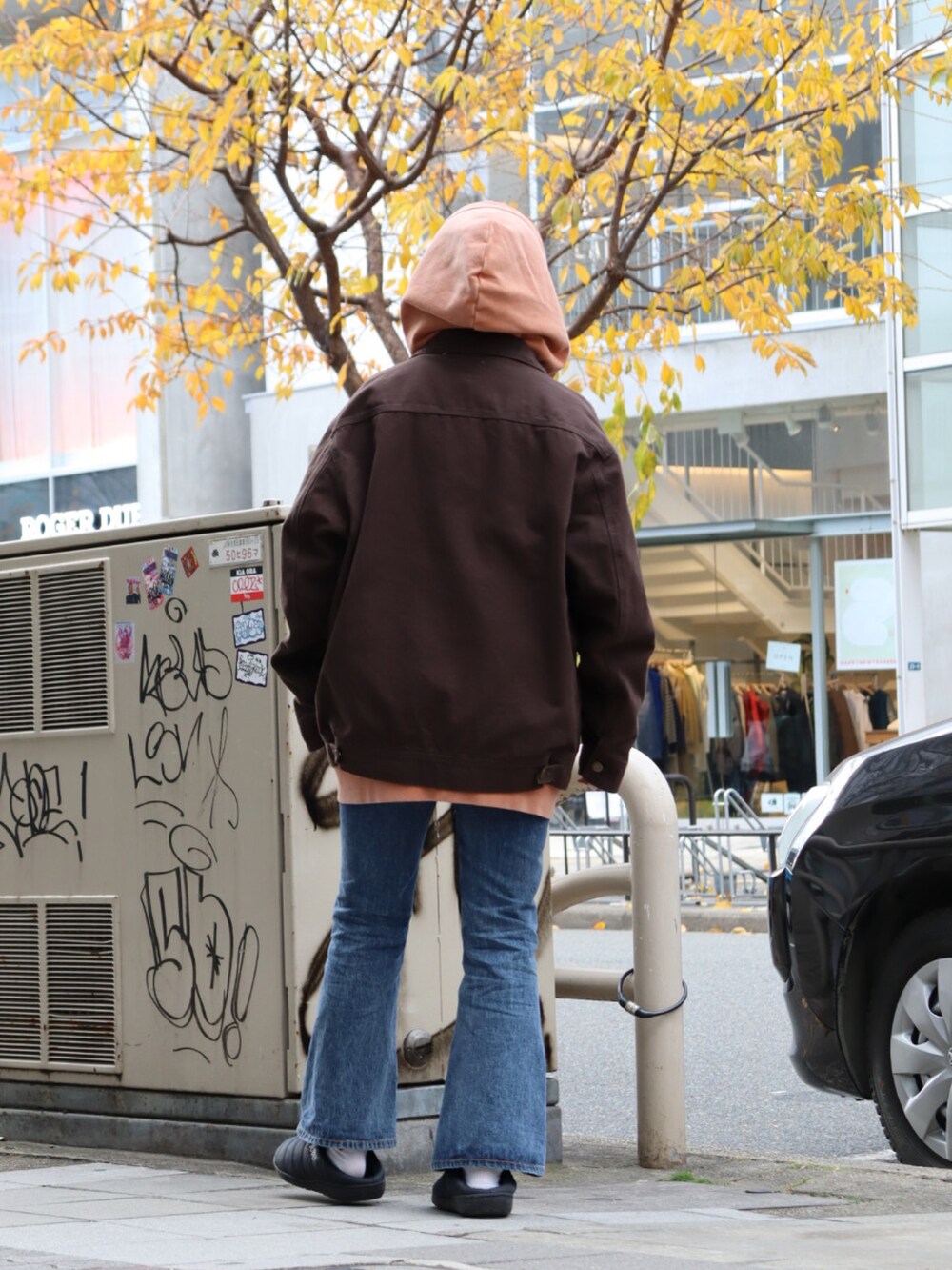 「ジャケット、パーカー、フルジップパーカー、ガーメント、ガーメントダイ、インナー、シンプル、ブラウン、パンツ、パンツスタイル、フレアデニム、秋冬コーデ、keboz、KEBOZ women、名古屋」｜「KEBOZの2 PACK TEE（Tシャツ/カットソー、ホワイト系）」を使った、YUKIさん（レディース・158cm）の冬コーディネートの2枚目の写真