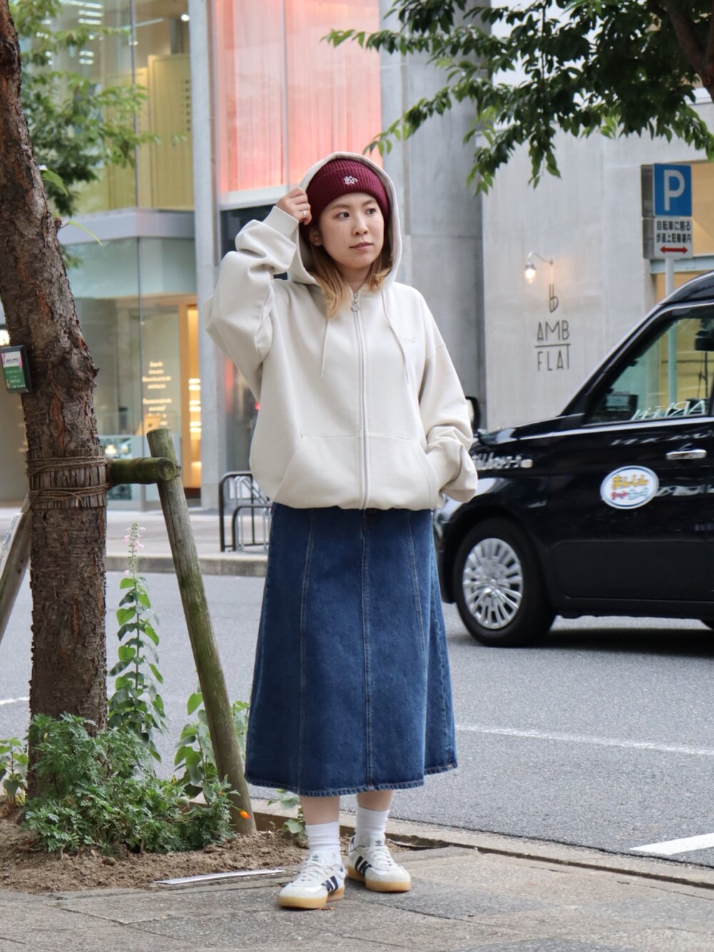 「ビーニー、パーカー、フルジップパーカー、デニム、デニムスカート、秋冬コーデ、keboz、KEBOZ women、名古屋、ロゴスウェット、ロゴパーカー」｜「KEBOZのEFG COTTON BEANIE（ニットキャップ/ビーニー、レッド系）」を使った、YUKIさん（レディース・158cm）の秋コーディネートの3枚目の写真