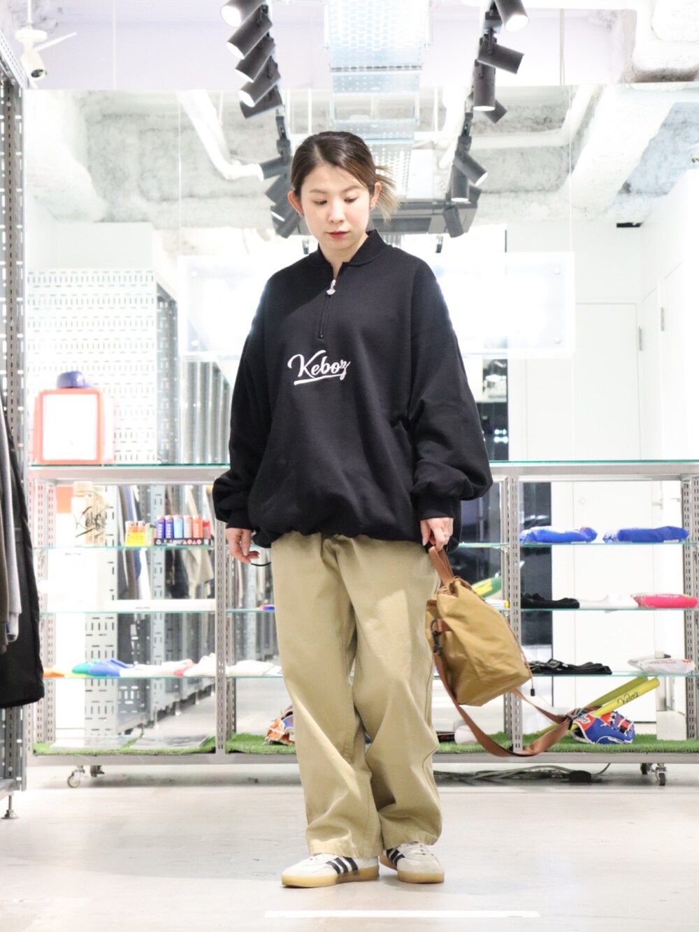 「ハーフジップ、パーカー、スウェット、パンツスタイル、チノパン、シンプル、ハンドバッグ、秋冬コーデ、keboz、KEBOZ women、名古屋」｜「KEBOZのHALF ZIP SWEAT VARSITY JACKET 24FW（スウェット、ブラック系）」を使った、YUKIさん（レディース・158cm）の冬コーディネートの2枚目の写真