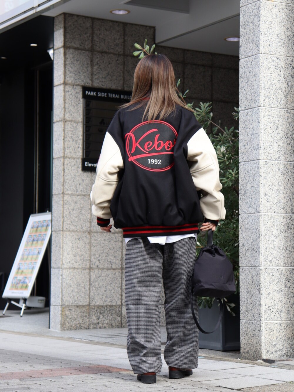 「シャツスタイル、レザー、キルティング、スタジャン、パンツスタイル、チェック、セットアップ、ハンドバッグ、バッグ、keboz、KEBOZ women、名古屋、秋冬コーデ」｜「KEBOZのOXFORD SHIRT（シャツ/ブラウス、ホワイト系）」を使った、YUKIさん（レディース・158cm）の秋コーディネートの5枚目の写真