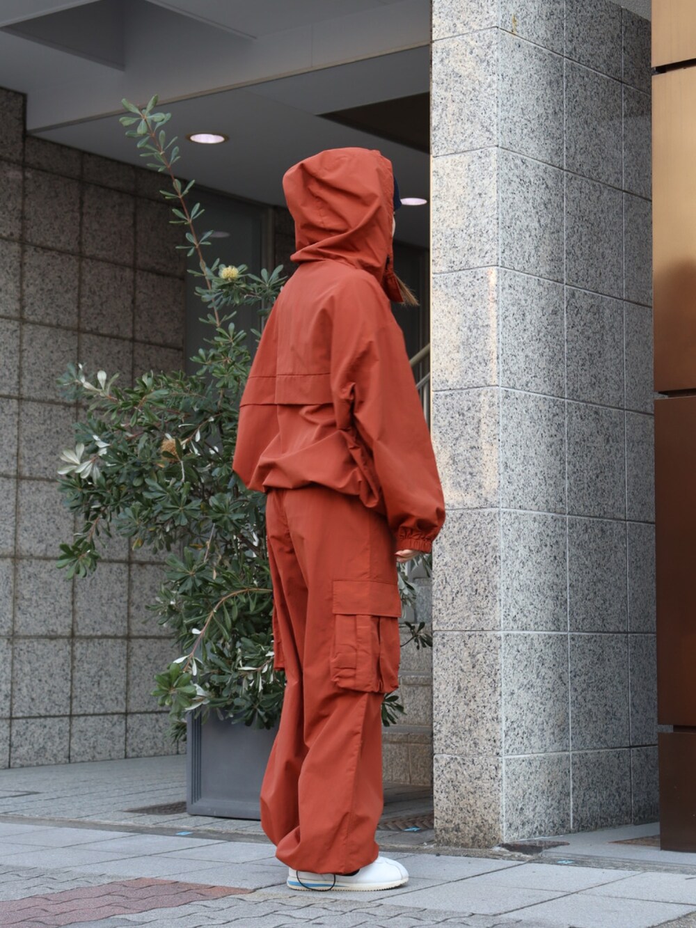 「ビーニー、ニット帽、ナイロン、ナイロンジャケット、ナイロンパンツ、アノラックパーカー、カーゴパンツ、フレアパンツ、セットアップ、セットアップスタイル、keboz、KEBOZ women、名古屋」｜「KEBOZのNYLON ANORAK PARKA（パーカー、レッド系）」を使った、YUKIさん（レディース・158cm）の冬コーディネートの2枚目の写真