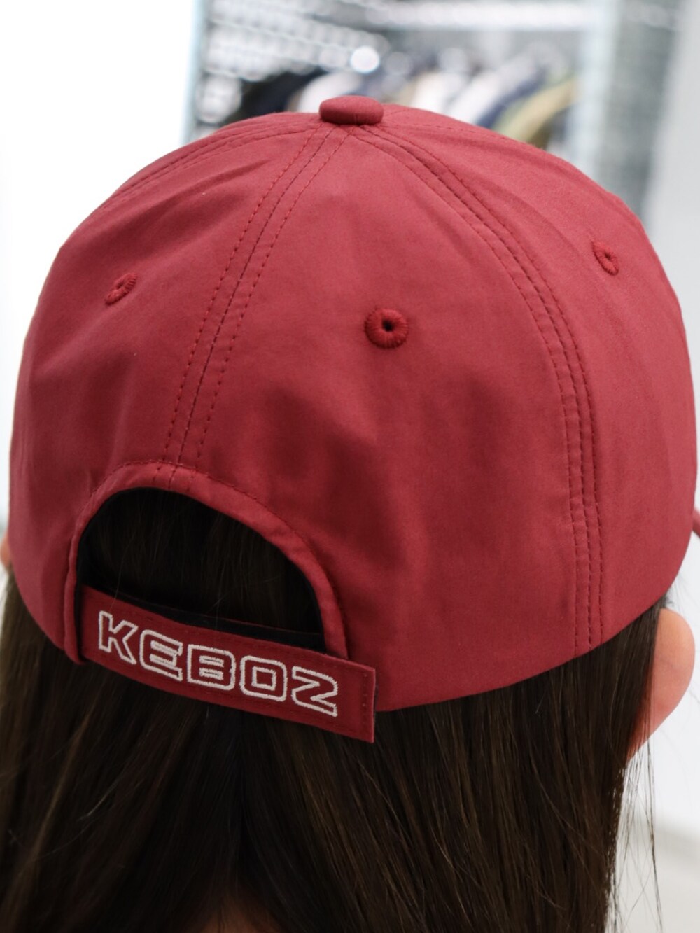 「レイヤードスタイル、スポーツミックス、レッド、キャップ、ジャケット、ドローコード、Vネック、ジャージ、ジャージーパンツ、セットアップ、keboz、名古屋、カラーコーデ、ローファー」｜「KEBOZのCOTTON CURVED VISOR CAP（キャップ、レッド系）」を使った、YUKIさん（レディース・158cm）の夏コーディネートの6枚目の写真