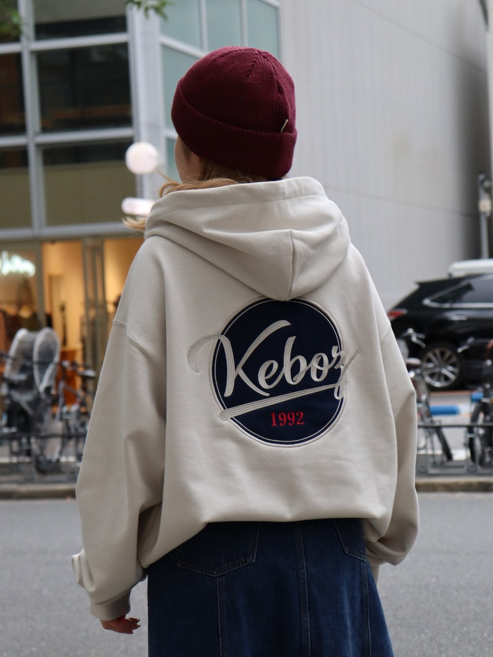 「ビーニー、パーカー、フルジップパーカー、デニム、デニムスカート、秋冬コーデ、keboz、KEBOZ women、名古屋、ロゴスウェット、ロゴパーカー」｜「KEBOZのEFG COTTON BEANIE（ニットキャップ/ビーニー、レッド系）」を使った、YUKIさん（レディース・158cm）の秋コーディネートの5枚目の写真