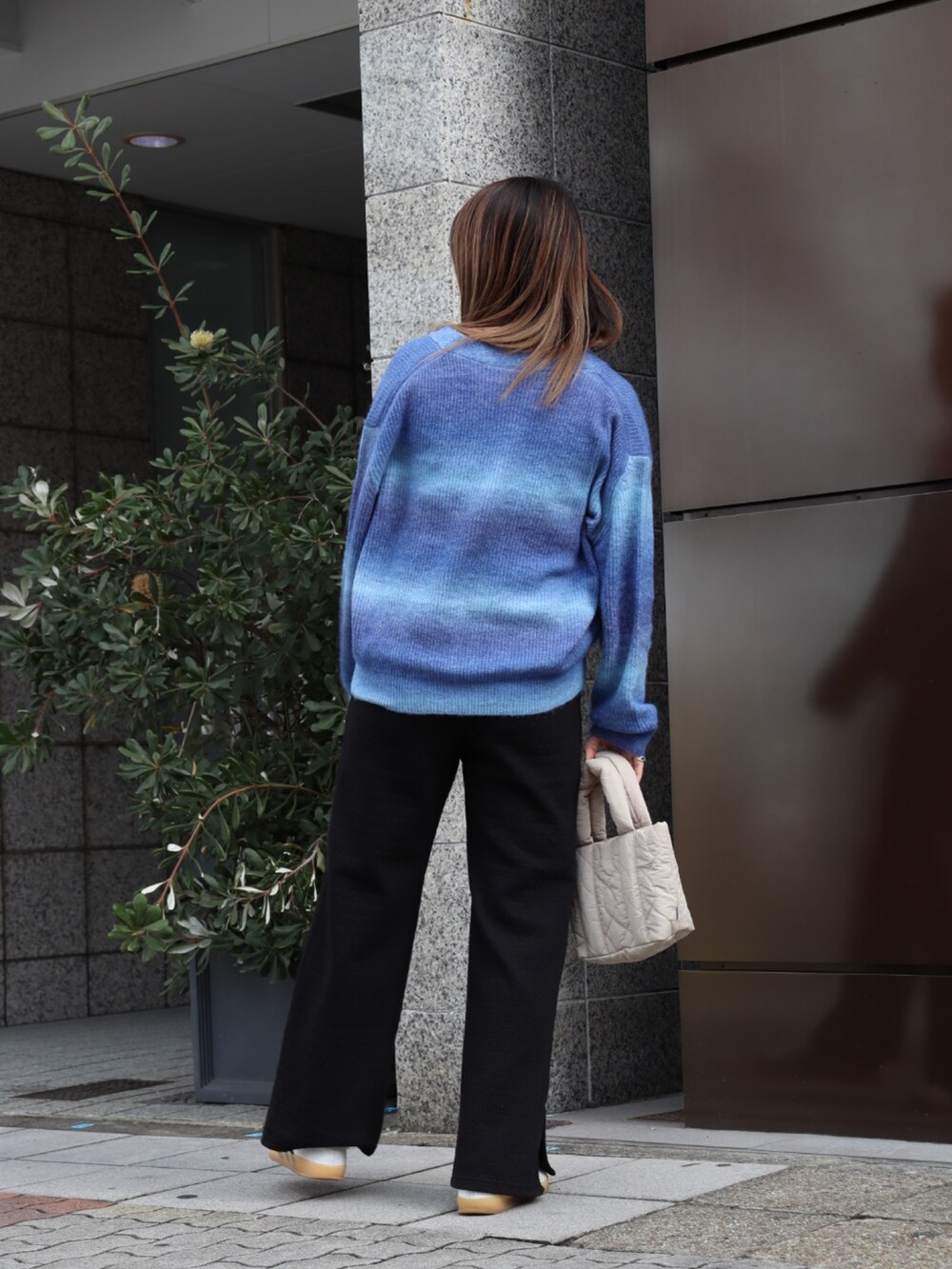 「カーディガン、グラデーション、ニット、ニットカーディガン、秋冬コーデ、春先取り、パンツスタイル、フレアパンツ、keboz、KEBOZ women、名古屋、キルティング、キルティングバッグ」｜「KEBOZの2 PACK MINI TANK TOP（タンクトップ、ホワイト系）」を使った、YUKIさん（レディース・158cm）の冬コーディネートの2枚目の写真