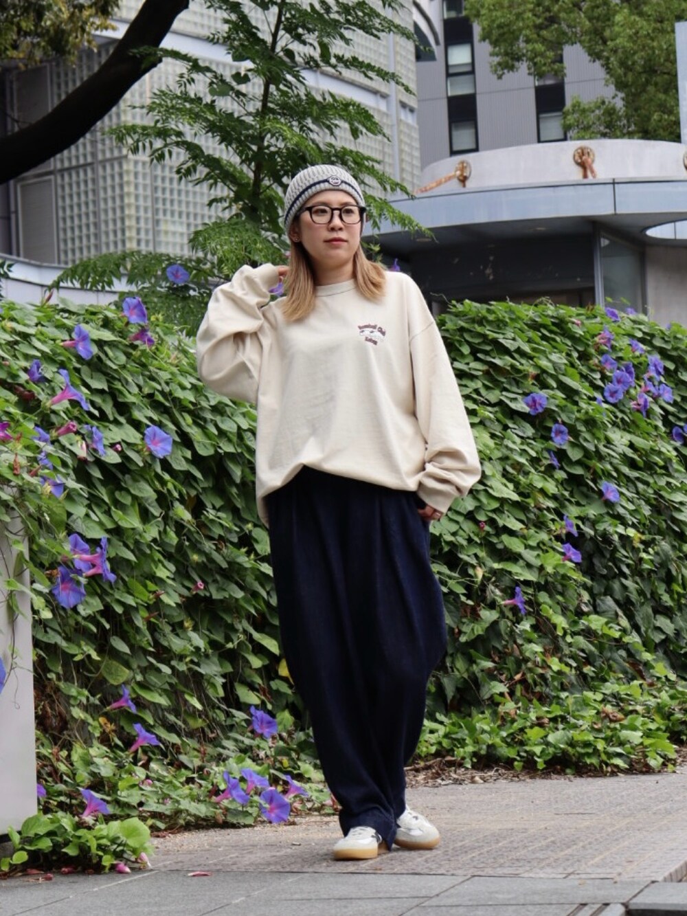 「ニット帽、ロンT、デニム、パンツスタイル、メガネ女子、keboz、KEBOZ women、名古屋、秋冬コーデ」｜「KEBOZのWAPPEN RIB BEANIE（ニットキャップ/ビーニー、グレー系）」を使った、YUKIさん（レディース・158cm）の秋コーディネートの2枚目の写真