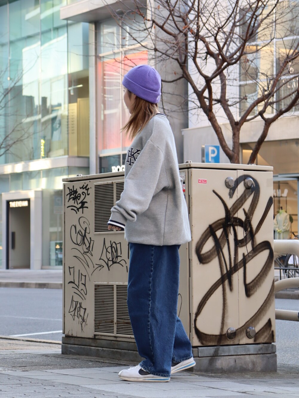 「ビーニー、ニット帽、Vネック、シンプル、定番、デニム、デニムパンツ、keboz、KEBOZ women、秋冬コーデ、春先取り、名古屋」｜「KEBOZのEFG COTTON BEANIE（ニットキャップ/ビーニー、パープル系）」を使った、YUKIさん（レディース・158cm）の冬コーディネートの2枚目の写真