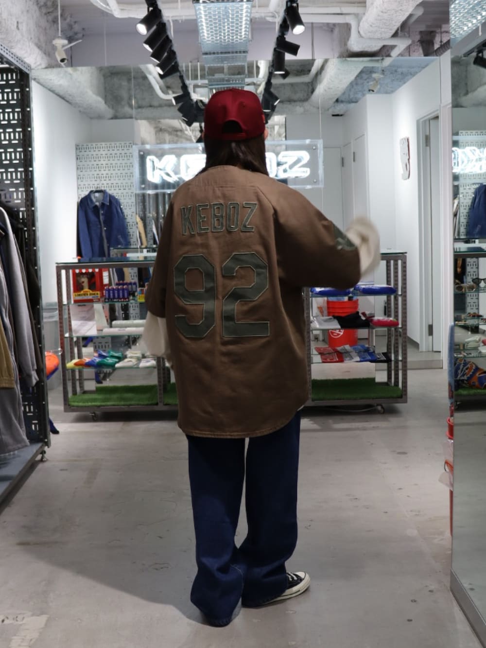 「キャップ、レイヤードスタイル、スポーツミックス、ベースボールシャツ、デニム、デニムパンツ、デニムコーデ、ロンT、keboz、名古屋、ブラウン」｜「KEBOZのCLASSIC BASEBALL SHIRT（シャツ/ブラウス、ブラウン系）」を使った、YUKIさん（レディース・158cm）の夏コーディネートの3枚目の写真