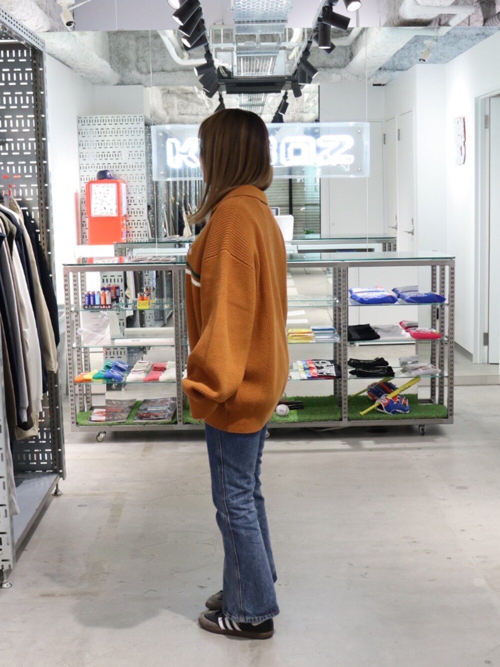 「冬コーデ、秋冬コーデ、ニット、デニム、デニムコーデ、フレアパンツ、シンプル、カジュアル、セットアップ、KEBOZ、keboz、KEBOZ women、名古屋」｜「KEBOZの2 PACK TEE（Tシャツ/カットソー、ホワイト系）」を使った、YUKIさん（レディース・158cm）の冬コーディネートの2枚目の写真