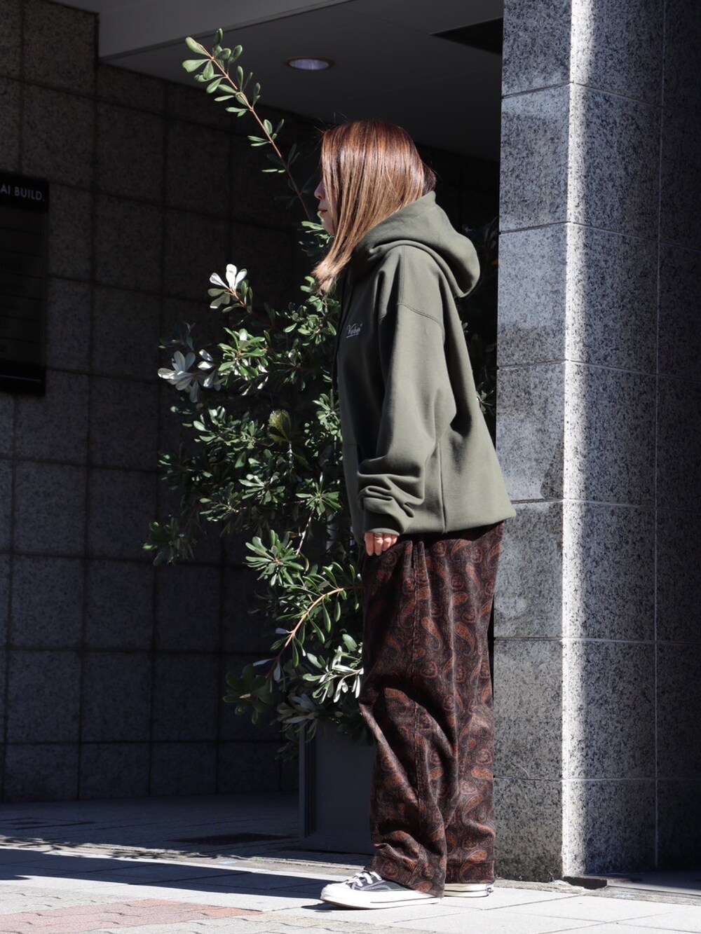 「パーカー、スウェット、パンツスタイル、ペイズリー、コーデュロイ、セットアップ、秋冬コーデ、刺繍、keboz、KEBOZ women、名古屋」｜「KEBOZのBB LOGO SWEAT HOODIE 24FW（パーカー、グレー系）」を使った、YUKIさん（レディース・158cm）の秋コーディネートの2枚目の写真