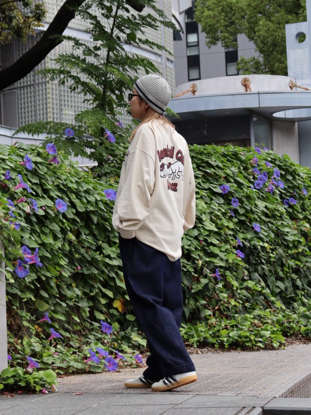 「ニット帽、ロンT、デニム、パンツスタイル、メガネ女子、keboz、KEBOZ women、名古屋、秋冬コーデ」｜「KEBOZのWAPPEN RIB BEANIE（ニットキャップ/ビーニー、グレー系）」を使った、YUKIさん（レディース・158cm）の秋コーディネートの3枚目の写真