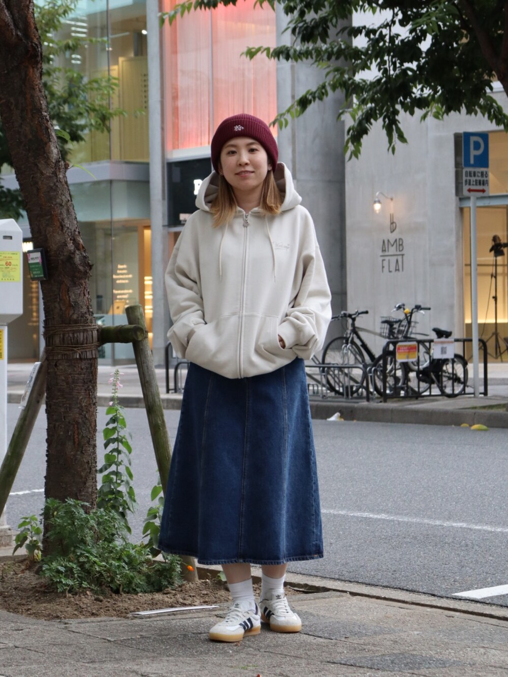 「ビーニー、パーカー、フルジップパーカー、デニム、デニムスカート、秋冬コーデ、keboz、KEBOZ women、名古屋、ロゴスウェット、ロゴパーカー」｜「KEBOZのEFG COTTON BEANIE（ニットキャップ/ビーニー、レッド系）」を使った、YUKIさん（レディース・158cm）の秋コーディネートの2枚目の写真