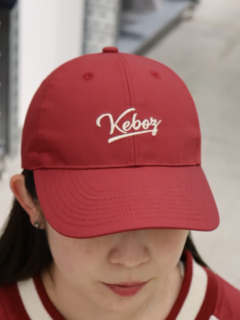 「レイヤードスタイル、スポーツミックス、レッド、キャップ、ジャケット、ドローコード、Vネック、ジャージ、ジャージーパンツ、セットアップ、keboz、名古屋、カラーコーデ、ローファー」｜「KEBOZのCOTTON CURVED VISOR CAP（キャップ、レッド系）」を使った、YUKIさん（レディース・158cm）の夏コーディネートの5枚目の写真