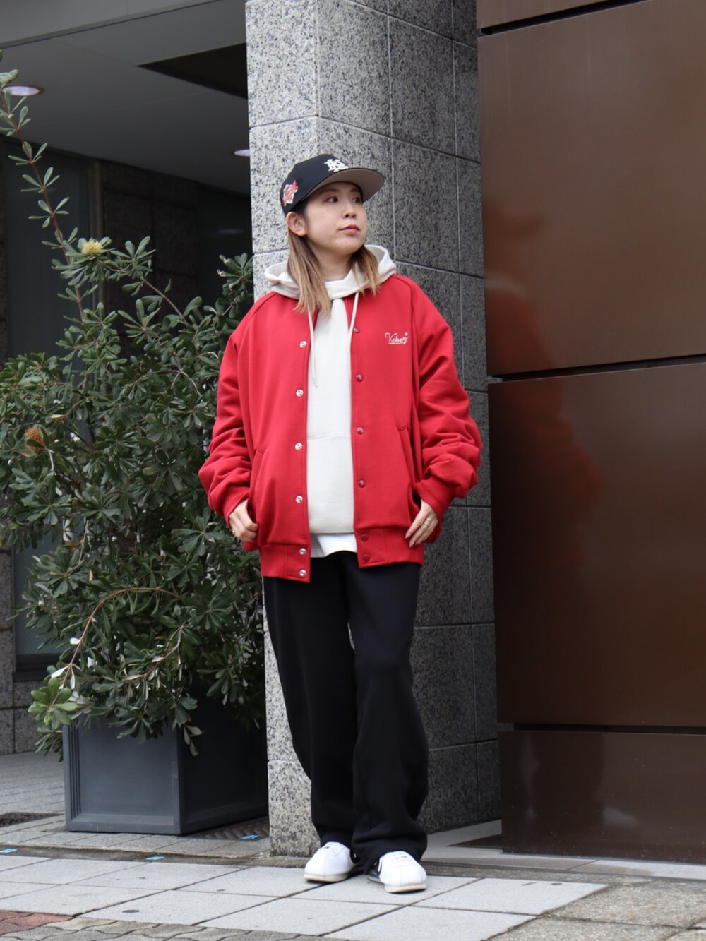 「トラックパンツ、スウェット、スウェットパンツ、スウェットコーデ、パーカー、ジャケット、レッド、セットアップ、ラフ、keboz、春コーデ、名古屋」｜「KEBOZのEFG SNAPBACK CAP（キャップ、ブラック系）」を使った、YUKIさん（レディース・158cm）の冬コーディネートの2枚目の写真