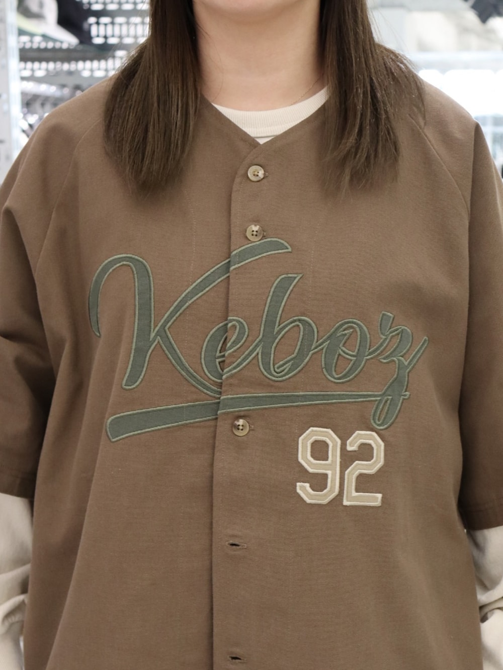 「キャップ、レイヤードスタイル、スポーツミックス、ベースボールシャツ、デニム、デニムパンツ、デニムコーデ、ロンT、keboz、名古屋、ブラウン」｜「KEBOZのCLASSIC BASEBALL SHIRT（シャツ/ブラウス、ブラウン系）」を使った、YUKIさん（レディース・158cm）の夏コーディネートの4枚目の写真