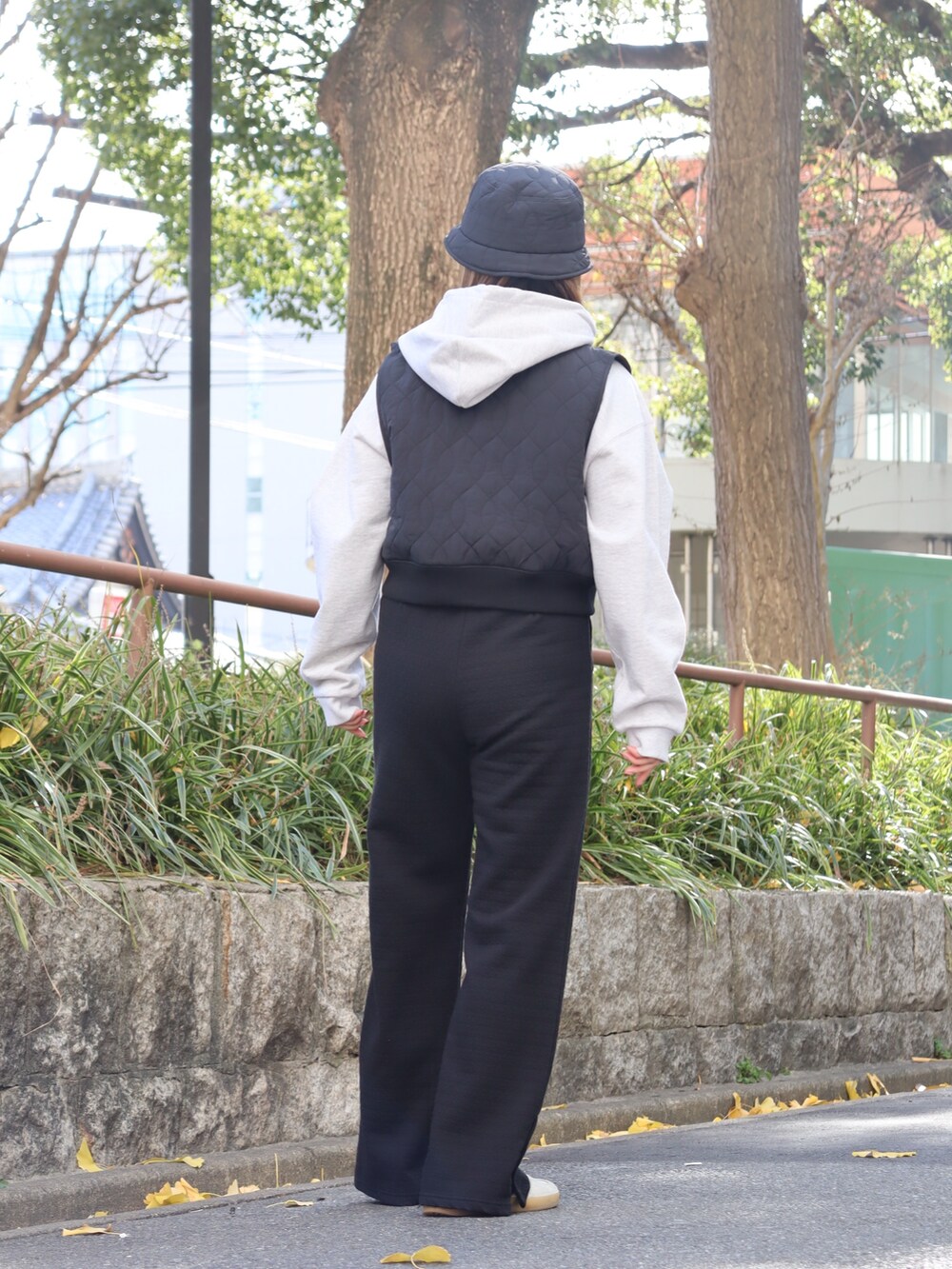「ハット、帽子、キルティング、キルティングベスト、ベスト、パーカー、パーカーコーデ、グレーパーカー、パンツ、パンツスタイル、フレアパンツ、ブラック、keboz、KEBOZ women、名古屋」｜「KEBOZのBALL QUILTING HAT（ハット、ブラック系）」を使った、YUKIさん（レディース・158cm）の冬コーディネートの2枚目の写真