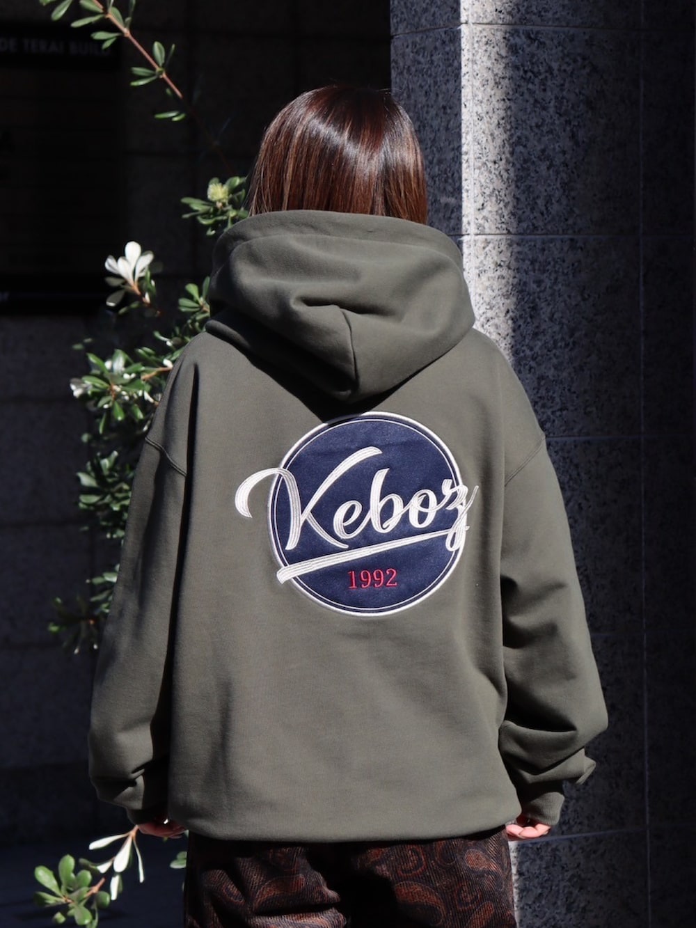「パーカー、スウェット、パンツスタイル、ペイズリー、コーデュロイ、セットアップ、秋冬コーデ、刺繍、keboz、KEBOZ women、名古屋」｜「KEBOZのBB LOGO SWEAT HOODIE 24FW（パーカー、グレー系）」を使った、YUKIさん（レディース・158cm）の秋コーディネートの3枚目の写真