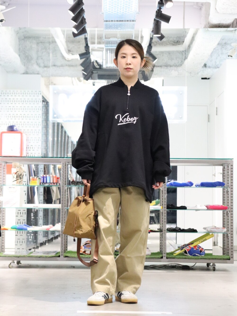 「ハーフジップ、パーカー、スウェット、パンツスタイル、チノパン、シンプル、ハンドバッグ、秋冬コーデ、keboz、KEBOZ women、名古屋」｜「KEBOZのHALF ZIP SWEAT VARSITY JACKET 24FW（スウェット、ブラック系）」を使った、YUKIさん（レディース・158cm）の冬コーディネートの3枚目の写真