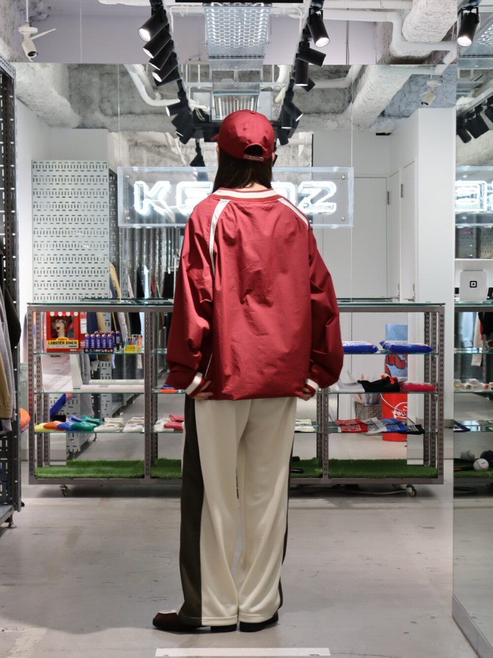 「レイヤードスタイル、スポーツミックス、レッド、キャップ、ジャケット、ドローコード、Vネック、ジャージ、ジャージーパンツ、セットアップ、keboz、名古屋、カラーコーデ、ローファー」｜「KEBOZのCOTTON CURVED VISOR CAP（キャップ、レッド系）」を使った、YUKIさん（レディース・158cm）の夏コーディネートの2枚目の写真
